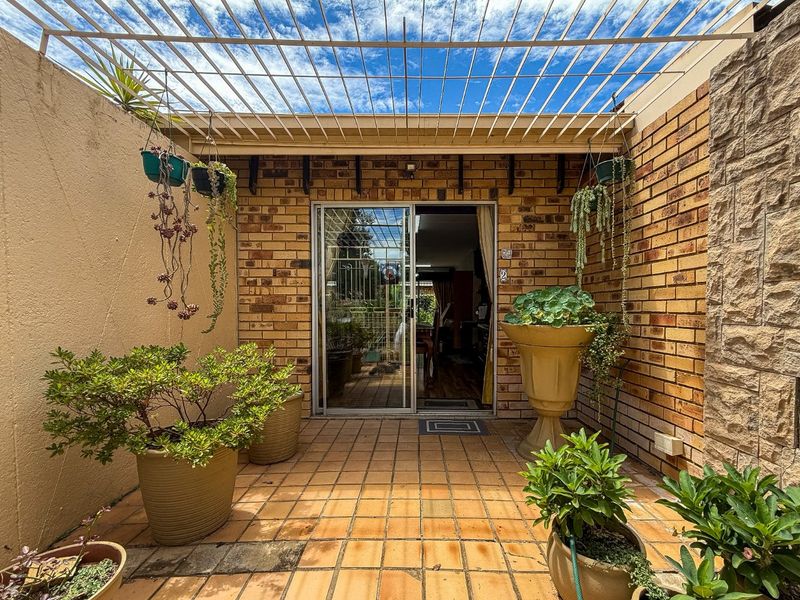 Beautiful & Cozy 2 Bedroom Townhouse with Private Garden - Photo 3