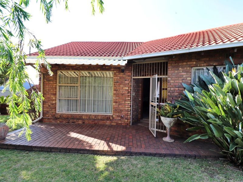 Spacious Family Living with Excellent Security and Great Extras - Photo 4