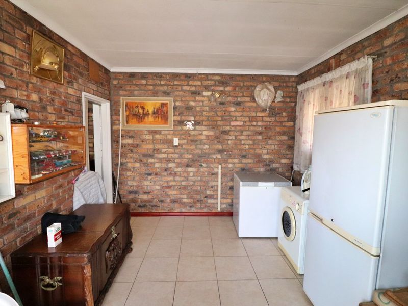 Spacious Family Living with Excellent Security and Great Extras - Photo 8