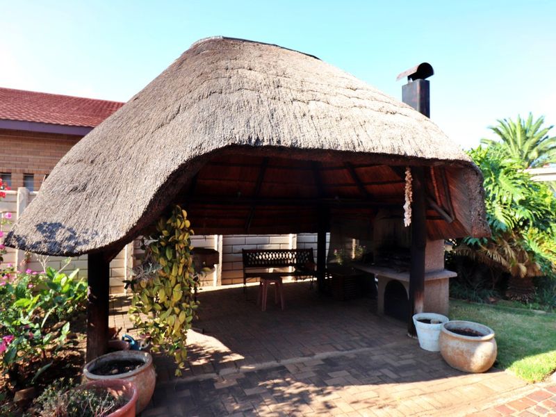 Spacious Family Living with Excellent Security and Great Extras - Photo 7