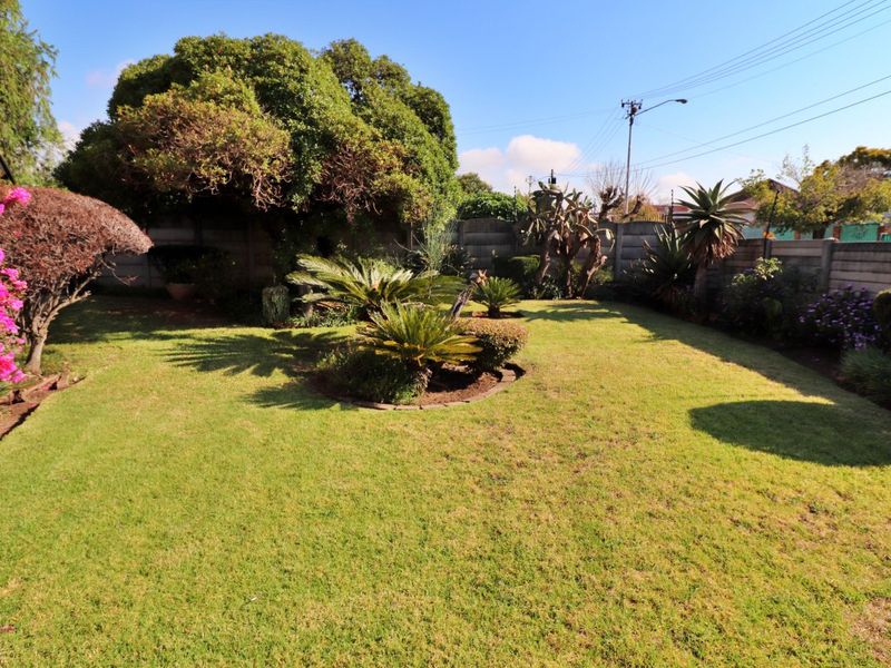 Spacious Family Living with Excellent Security and Great Extras - Photo 6