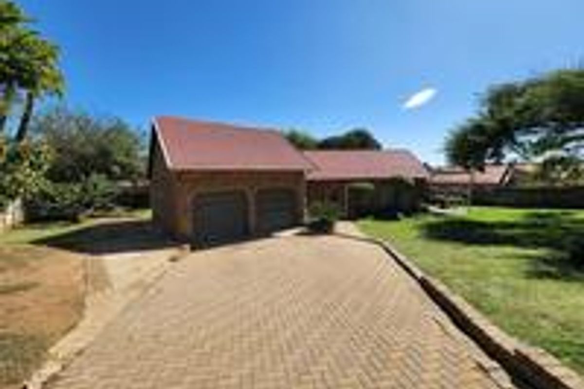 Introducing a stunning single-storey conventional home that offers comfort and style. - Photo 2