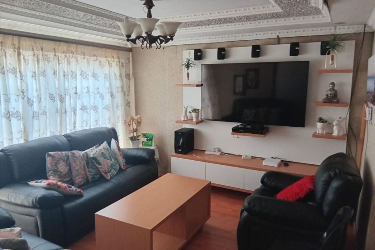 Charming Home with Granny Flat - Photo 2