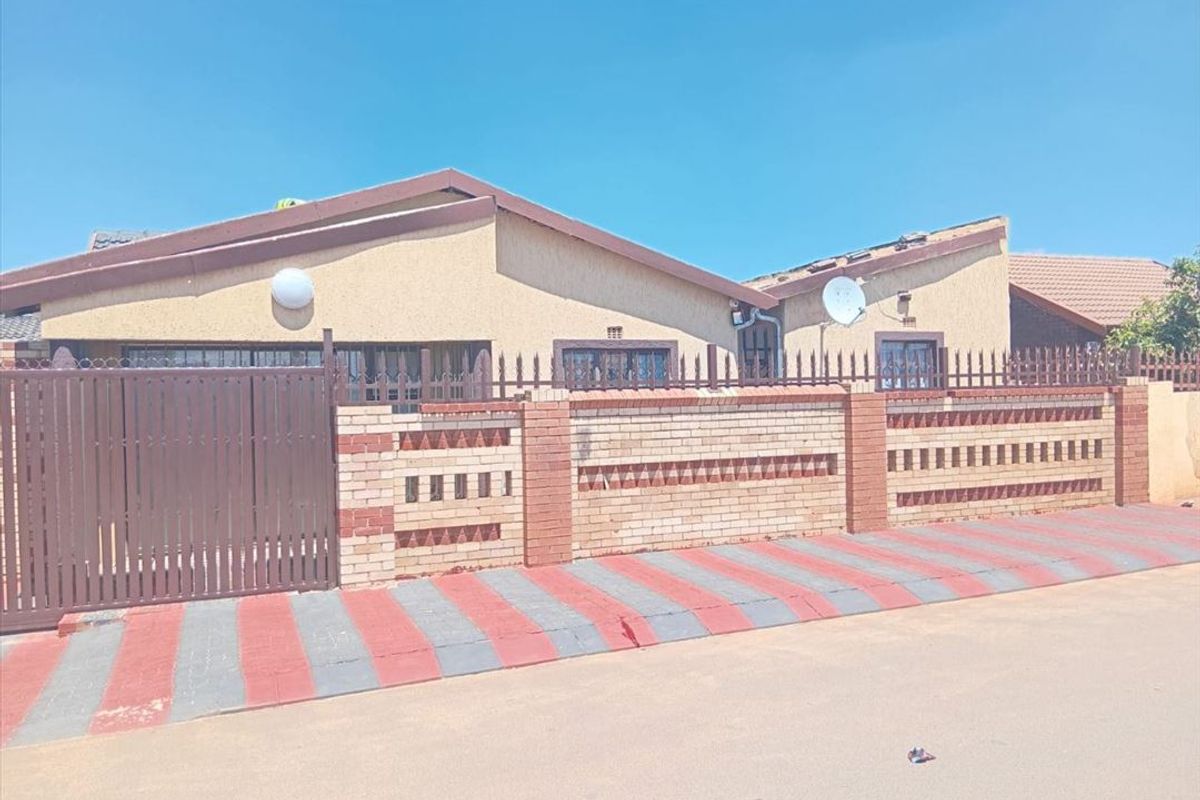 Charming Home with Granny Flat - Photo 3