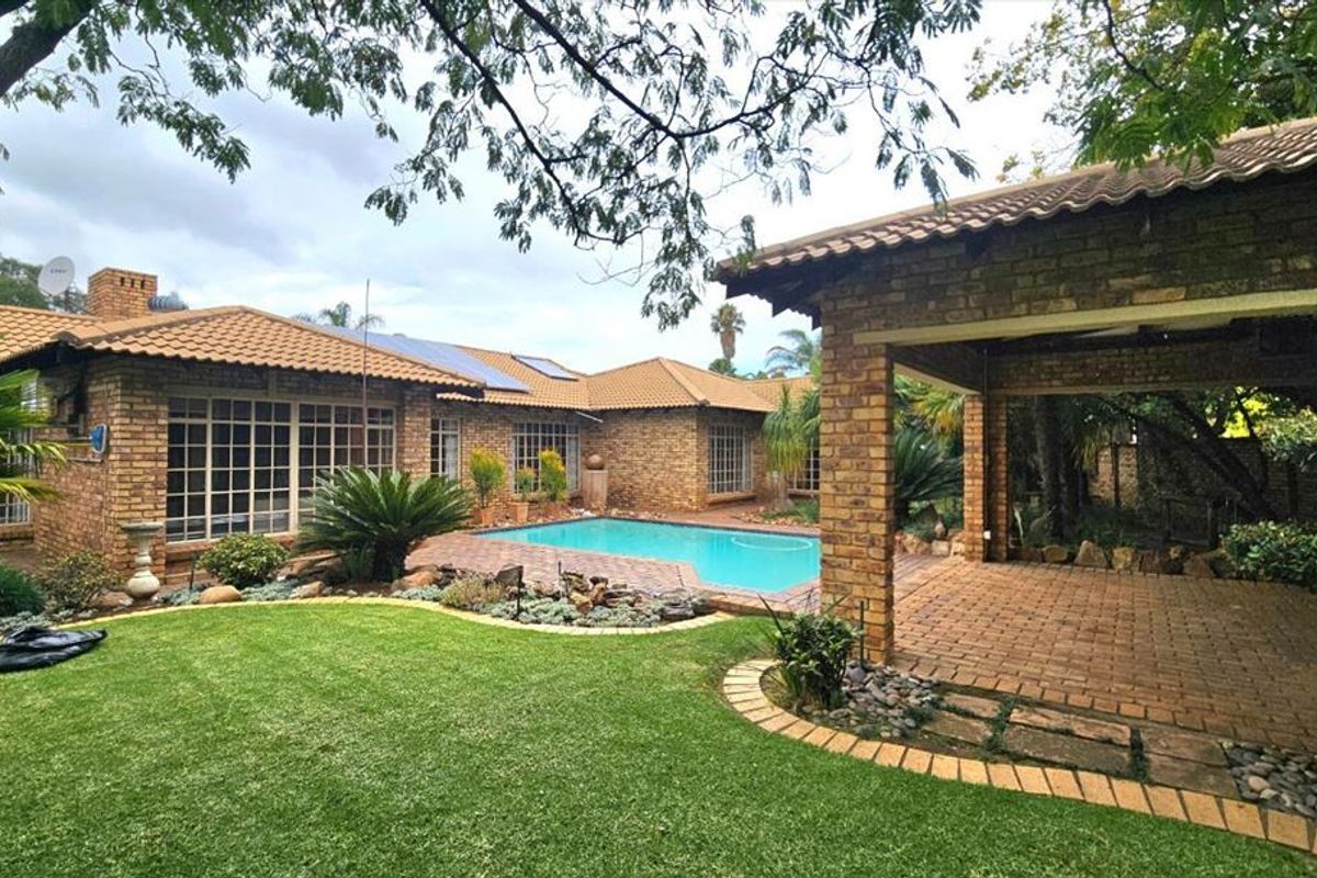 Spacious Family Home with Excellent Features - Photo 3