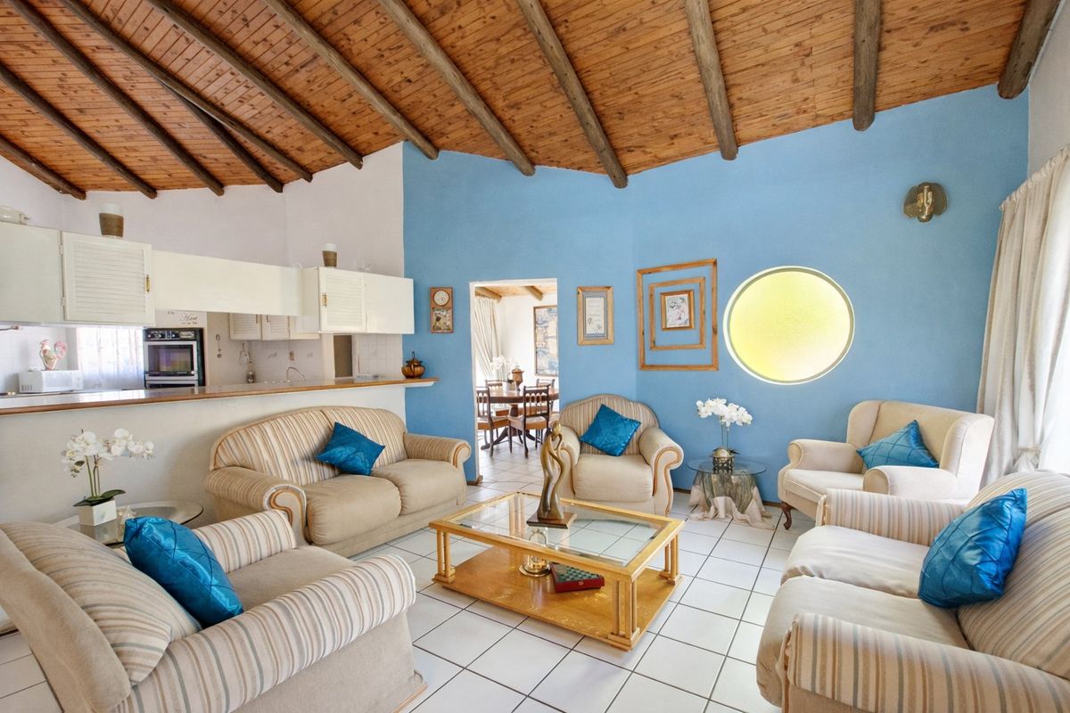 Vaulted Ceilings, Pool & Entertaining Spaces – Stunning 5 Bedroom Home in Sunward Village - Photo 3