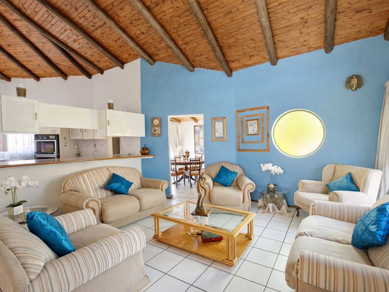 Vaulted Ceilings, Pool & Entertaining Spaces – Stunning 5 Bedroom Home in Sunward Village - Photo 3