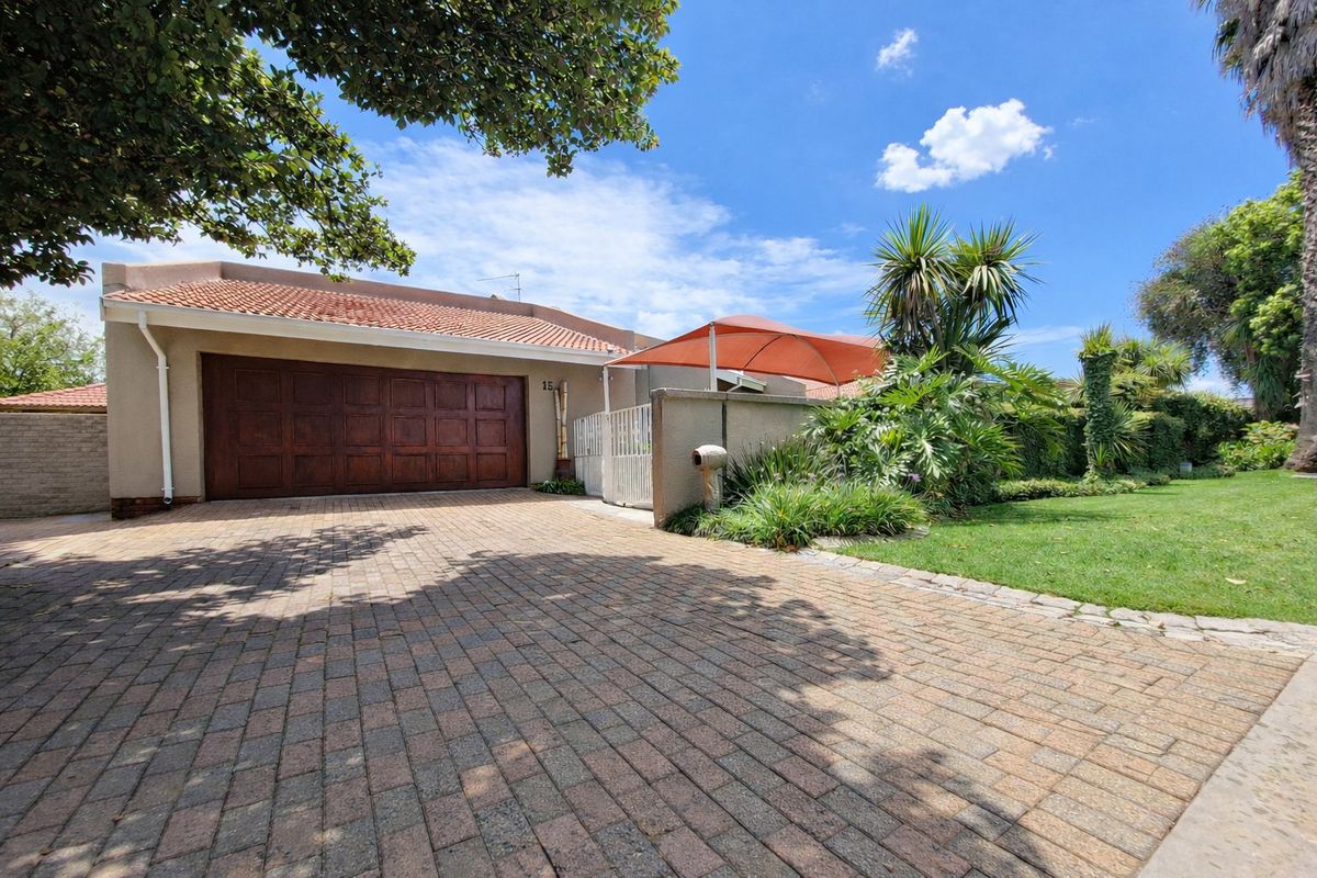 Vaulted Ceilings, Pool & Entertaining Spaces – Stunning 5 Bedroom Home in Sunward Village - Photo 4