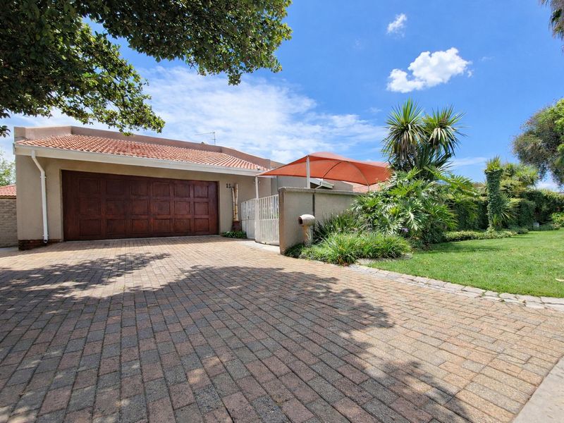 Vaulted Ceilings, Pool & Entertaining Spaces – Stunning 5 Bedroom Home in Sunward Village - Photo 4