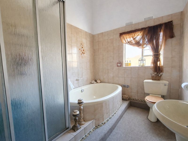 Vaulted Ceilings, Pool & Entertaining Spaces – Stunning 5 Bedroom Home in Sunward Village - Photo 10