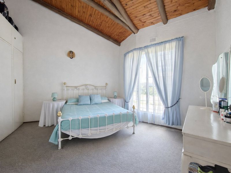 Vaulted Ceilings, Pool & Entertaining Spaces – Stunning 5 Bedroom Home in Sunward Village - Photo 9