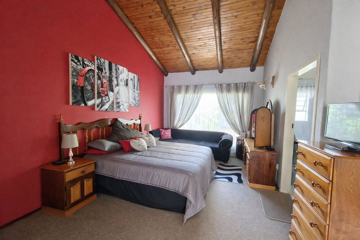 Vaulted Ceilings, Pool & Entertaining Spaces – Stunning 5 Bedroom Home in Sunward Village - Photo 5