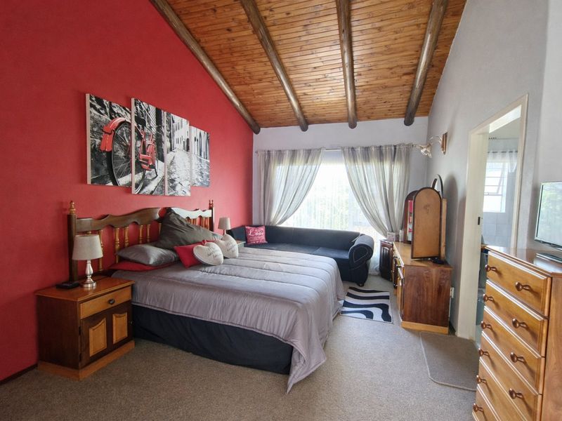 Vaulted Ceilings, Pool & Entertaining Spaces – Stunning 5 Bedroom Home in Sunward Village - Photo 5