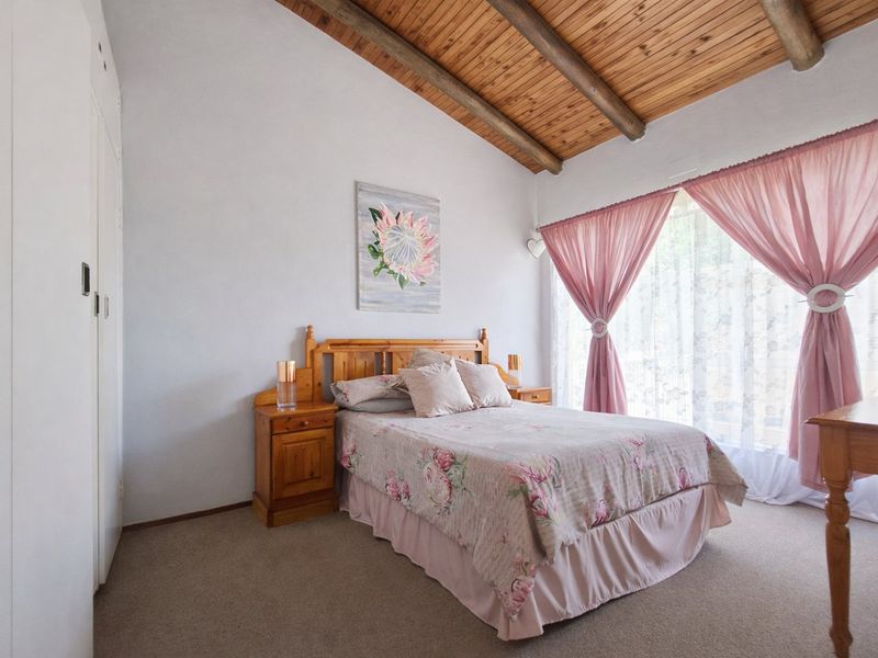 Vaulted Ceilings, Pool & Entertaining Spaces – Stunning 5 Bedroom Home in Sunward Village - Photo 8