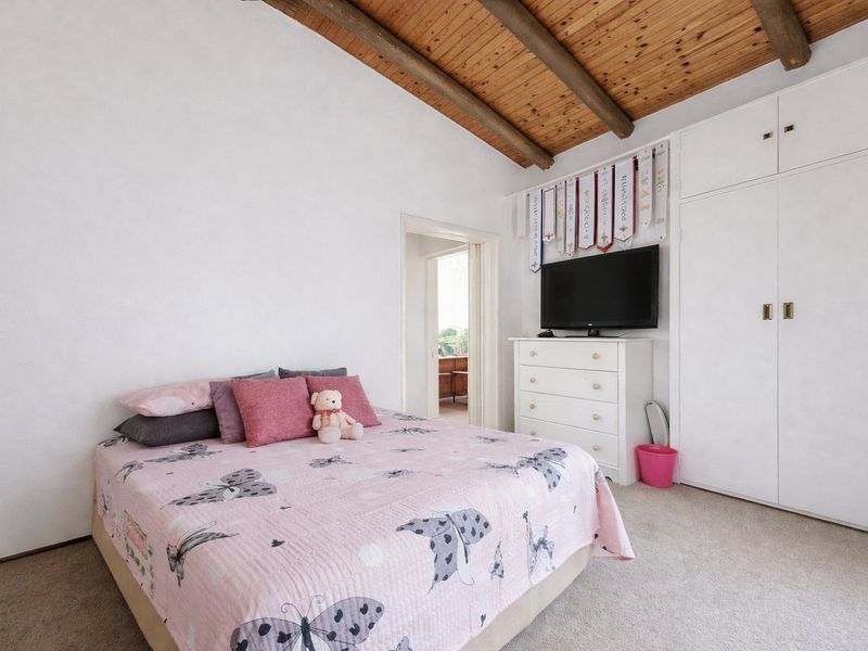 Vaulted Ceilings, Pool & Entertaining Spaces – Stunning 5 Bedroom Home in Sunward Village - Photo 7