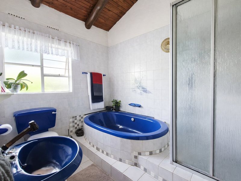 Vaulted Ceilings, Pool & Entertaining Spaces – Stunning 5 Bedroom Home in Sunward Village - Photo 6