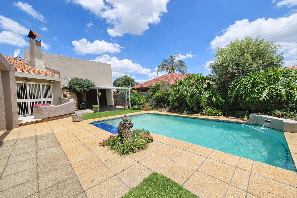 Vaulted Ceilings, Pool & Entertaining Spaces – Stunning 5 Bedroom Home in Sunward Village - Photo 2