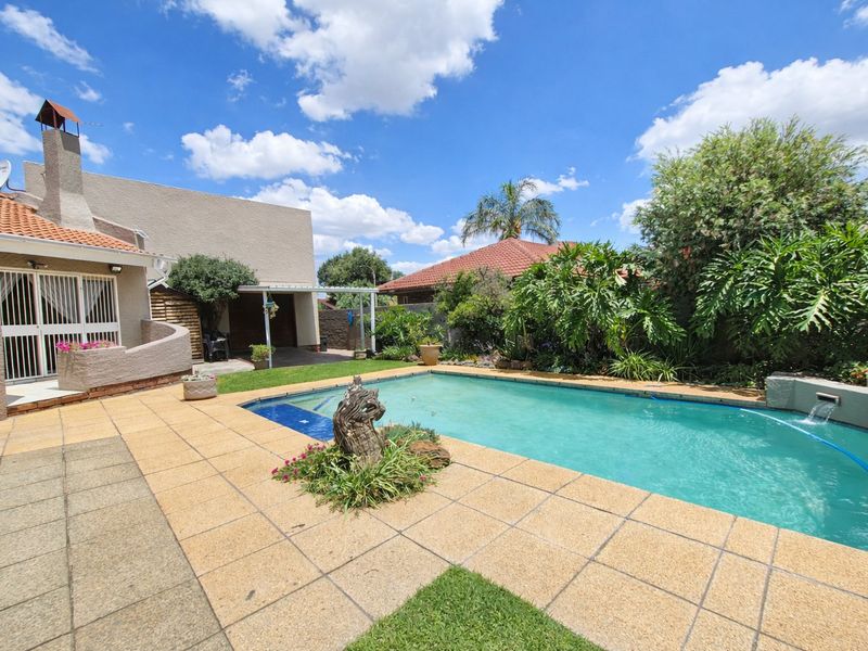 Vaulted Ceilings, Pool & Entertaining Spaces – Stunning 5 Bedroom Home in Sunward Village - Photo 2