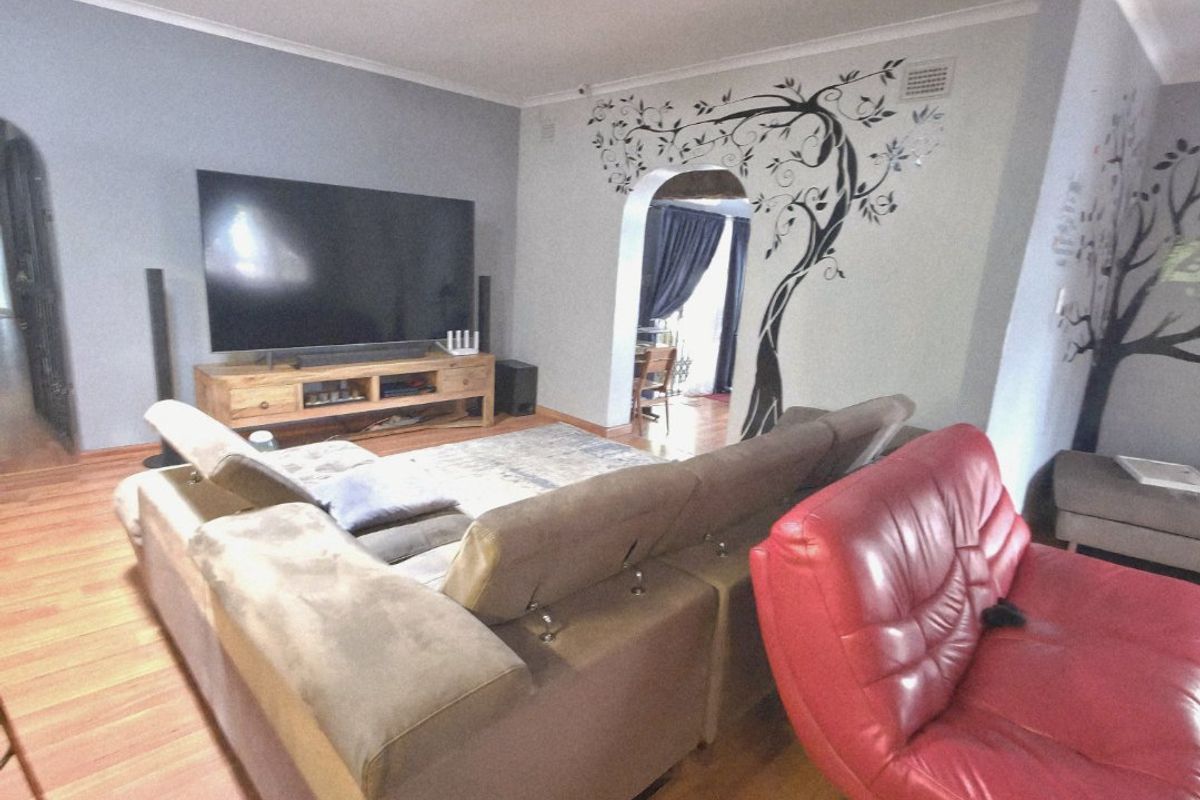 TWO PROPERTIES FOR THE PRICE OF ONE !!!!!! IN MOSLEY PARK EXCLUSIVE SOLE MANDATE - Photo 3