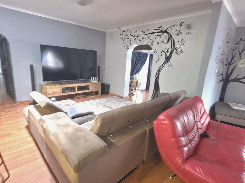 STUNNING 5 BEDROOM  FAMILY HOME IN MOSLEY PARK EXCLUSIVE SOLE MANDATE - Photo 3