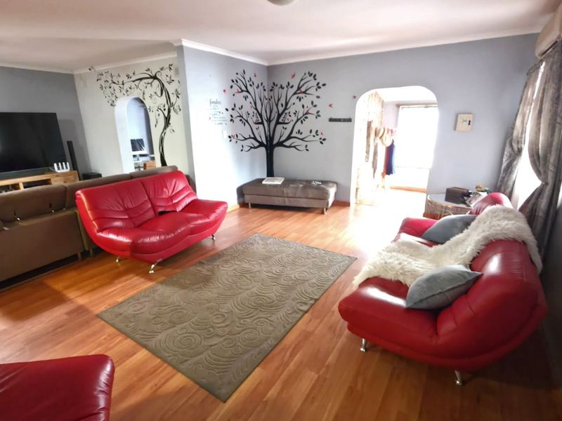 STUNNING 5 BEDROOM  FAMILY HOME IN MOSLEY PARK EXCLUSIVE SOLE MANDATE - Photo 2