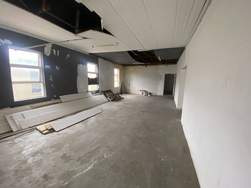 264m2 to let Commercial/ Retail or Light Industrial  - Photo 2