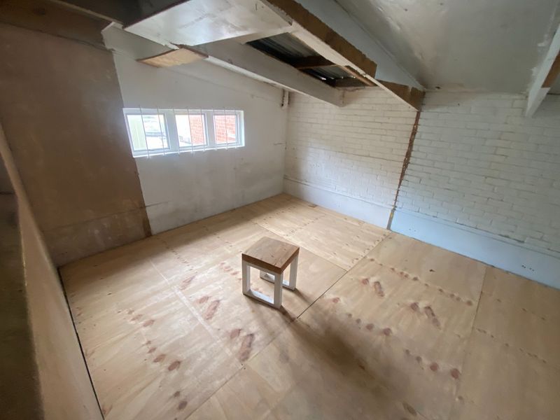 264m2 to let Commercial/ Retail or Light Industrial  - Photo 8