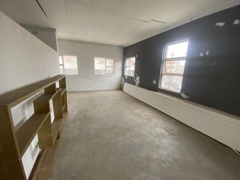 264m2 to let Commercial/ Retail or Light Industrial  - Photo 3