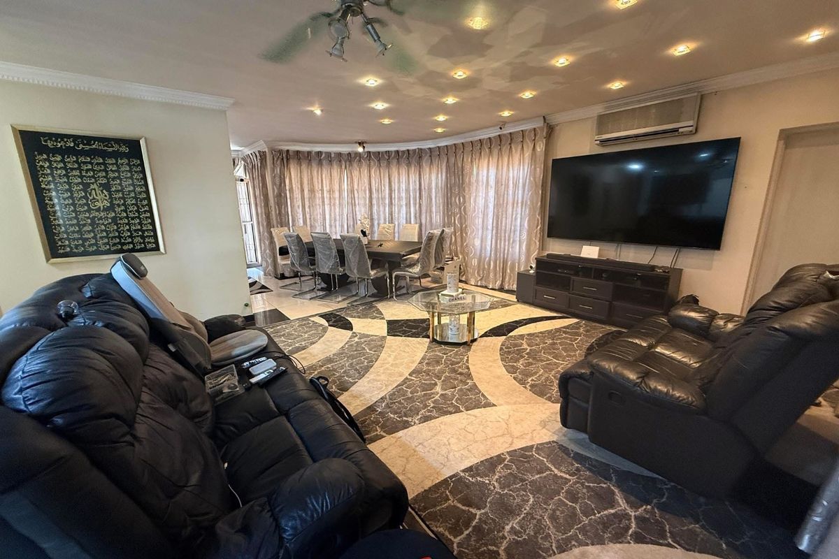 An address that defines comfort, class and contemporary Living!!!! - Photo 2