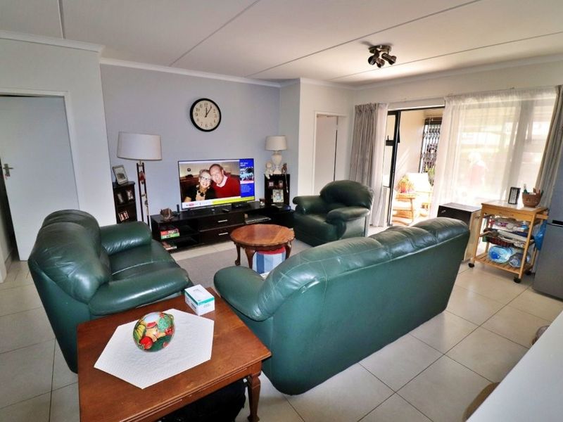 Modern 3 Bedroom Ground Floor Apartment with Private Garden in the Sought-After Red Ivory Lane Complex - Photo 4