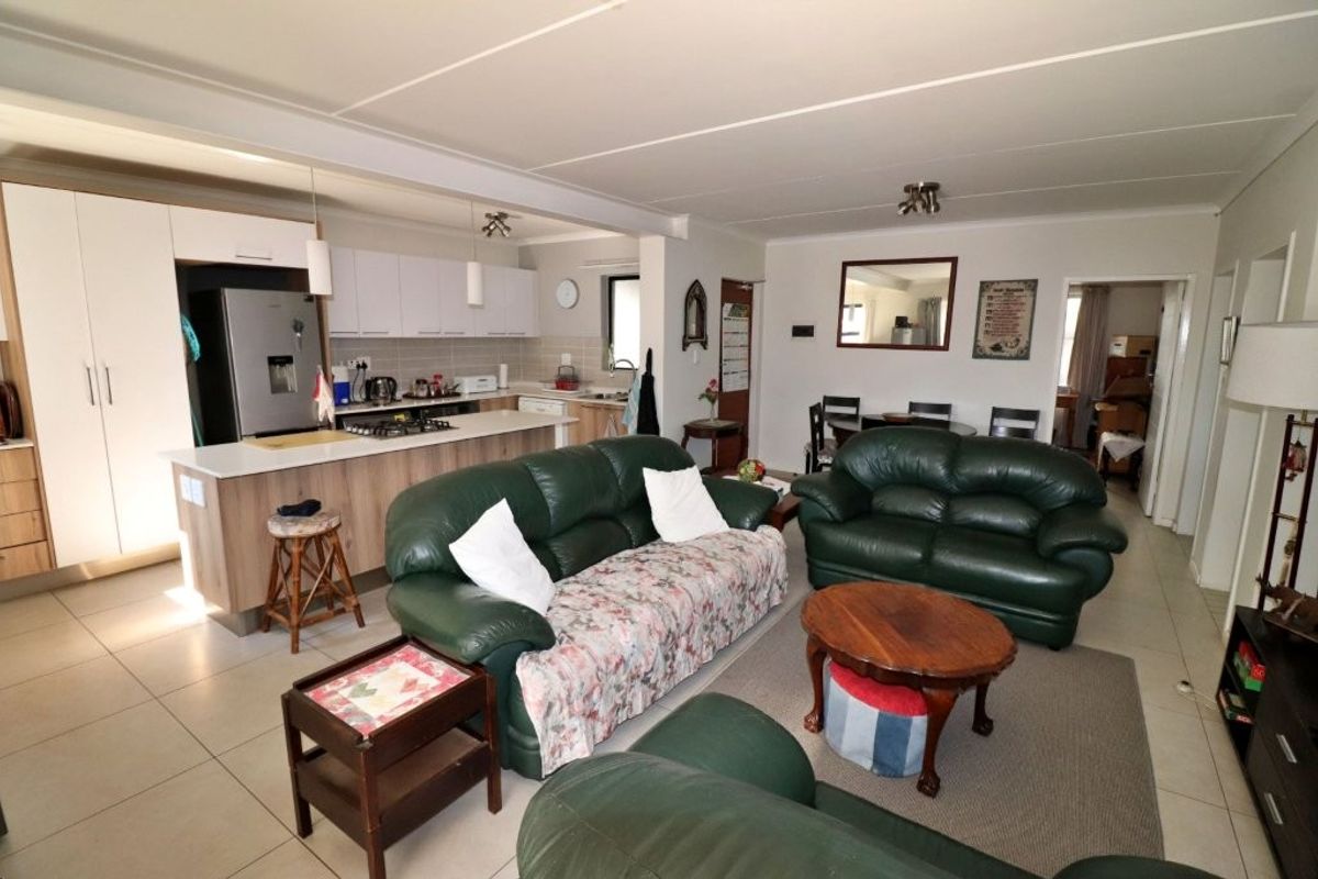 Modern 3 Bedroom Ground Floor Apartment with Private Garden in the Sought-After Red Ivory Lane Complex - Photo 5
