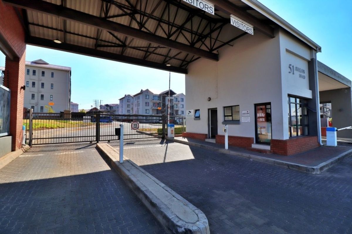 Modern 3 Bedroom Ground Floor Apartment with Private Garden in the Sought-After Red Ivory Lane Complex - Photo 2