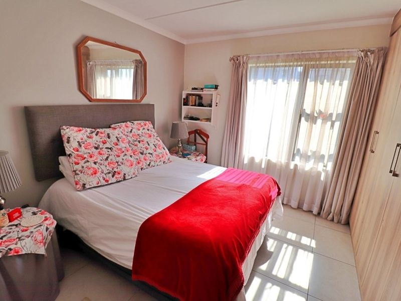 Modern 3 Bedroom Ground Floor Apartment with Private Garden in the Sought-After Red Ivory Lane Complex - Photo 10