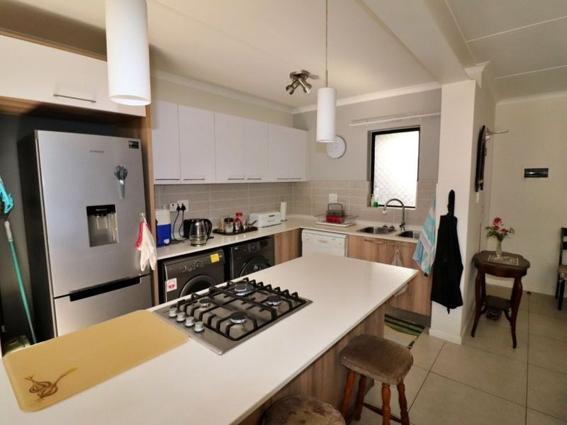 Modern 3 Bedroom Ground Floor Apartment with Private Garden in the Sought-After Red Ivory Lane Complex - Photo 8