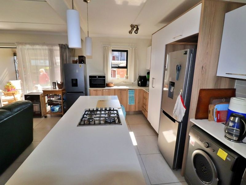 Modern 3 Bedroom Ground Floor Apartment with Private Garden in the Sought-After Red Ivory Lane Complex - Photo 7