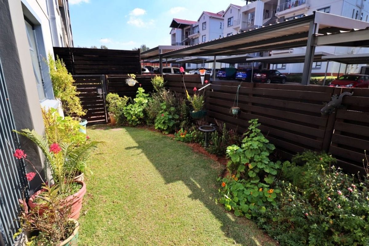 Modern 3 Bedroom Ground Floor Apartment with Private Garden in the Sought-After Red Ivory Lane Complex - Photo 3