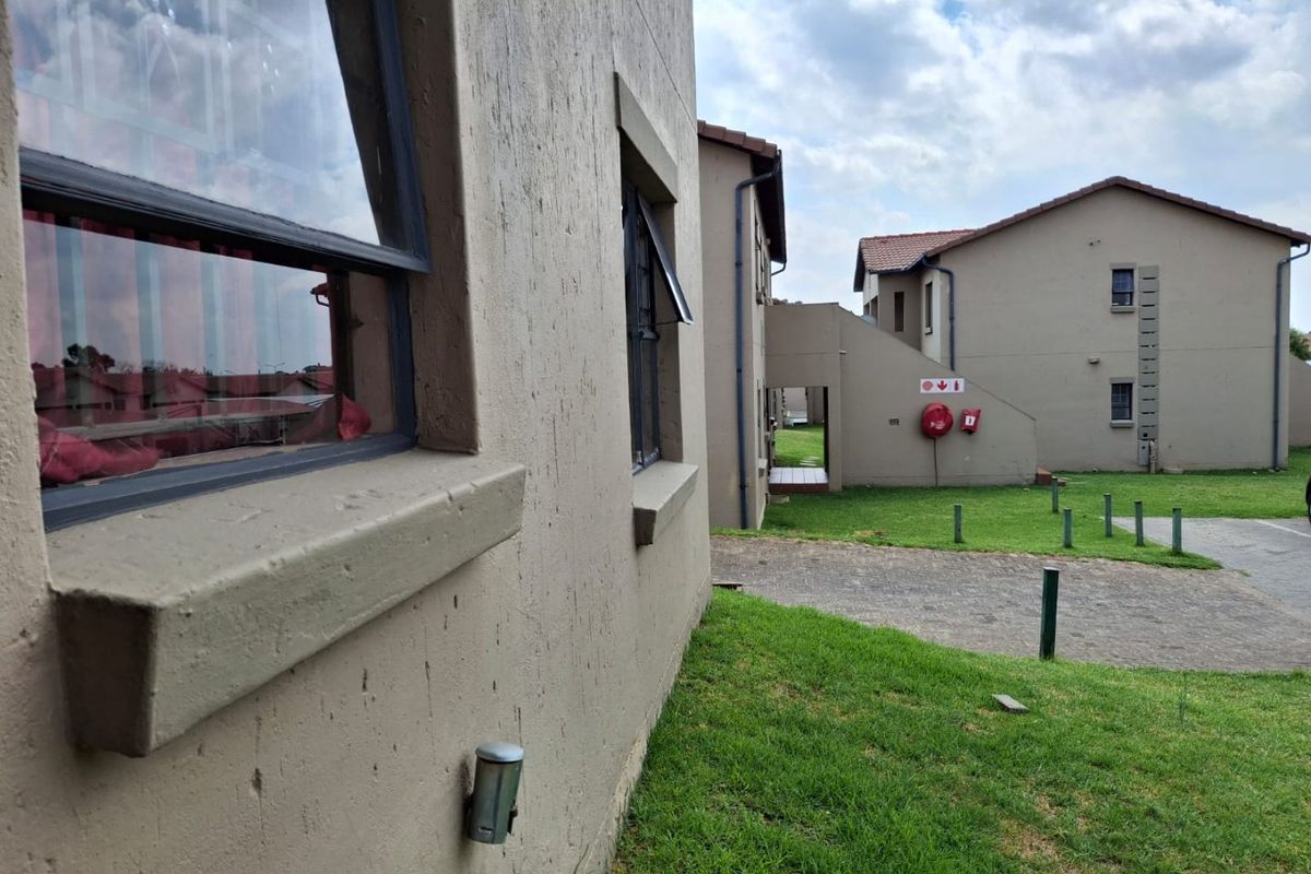 2 bedroom Lock-Up and Go in Albemarle for R545 000 - Photo 2