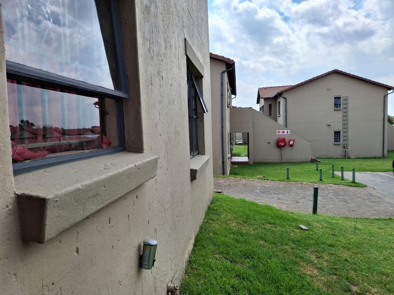 2 bedroom Lock-Up and Go in Albemarle for R545 000 - Photo 2