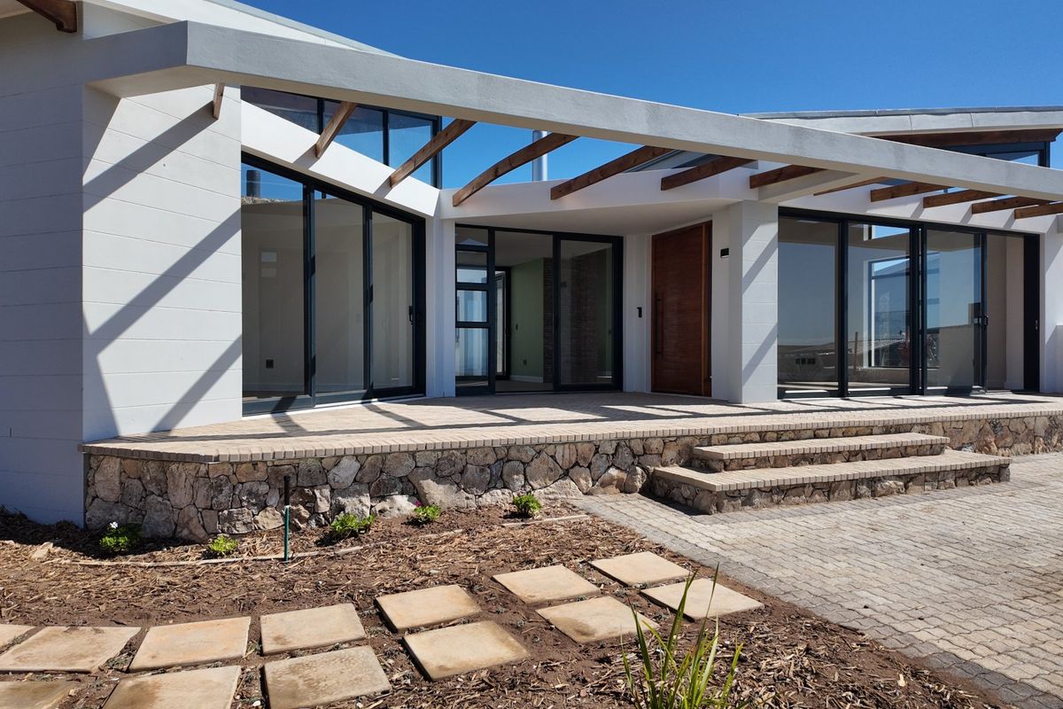 Modern 3 Bedroom House  Designed for Comfort and Entertaining - Photo 3