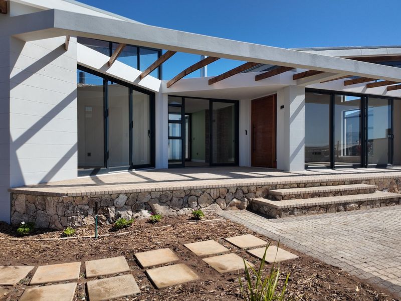 Modern 3 Bedroom House  Designed for Comfort and Entertaining - Photo 3