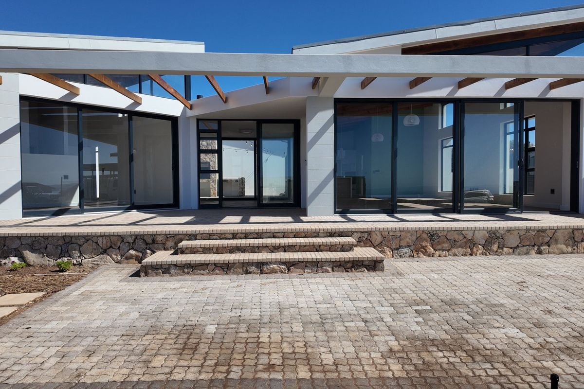 Modern 3 Bedroom House  Designed for Comfort and Entertaining - Photo 2