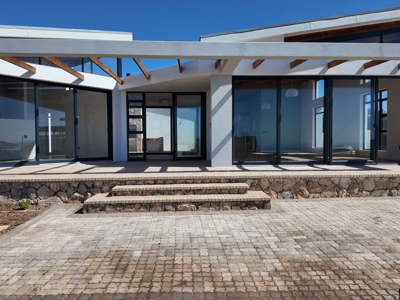 Modern 3 Bedroom House  Designed for Comfort and Entertaining - Photo 2