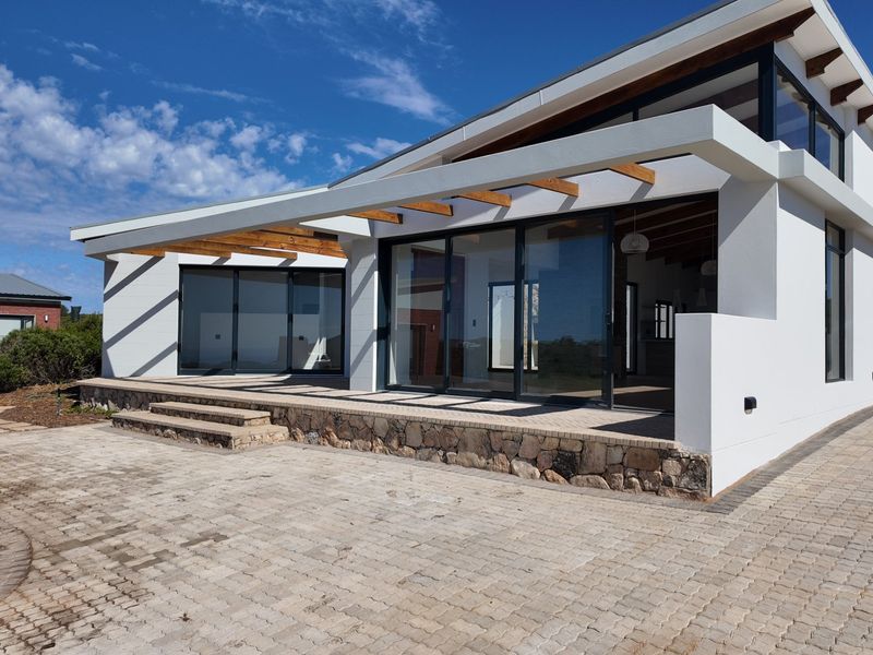 Modern 3 Bedroom House  Designed for Comfort and Entertaining - Photo 1