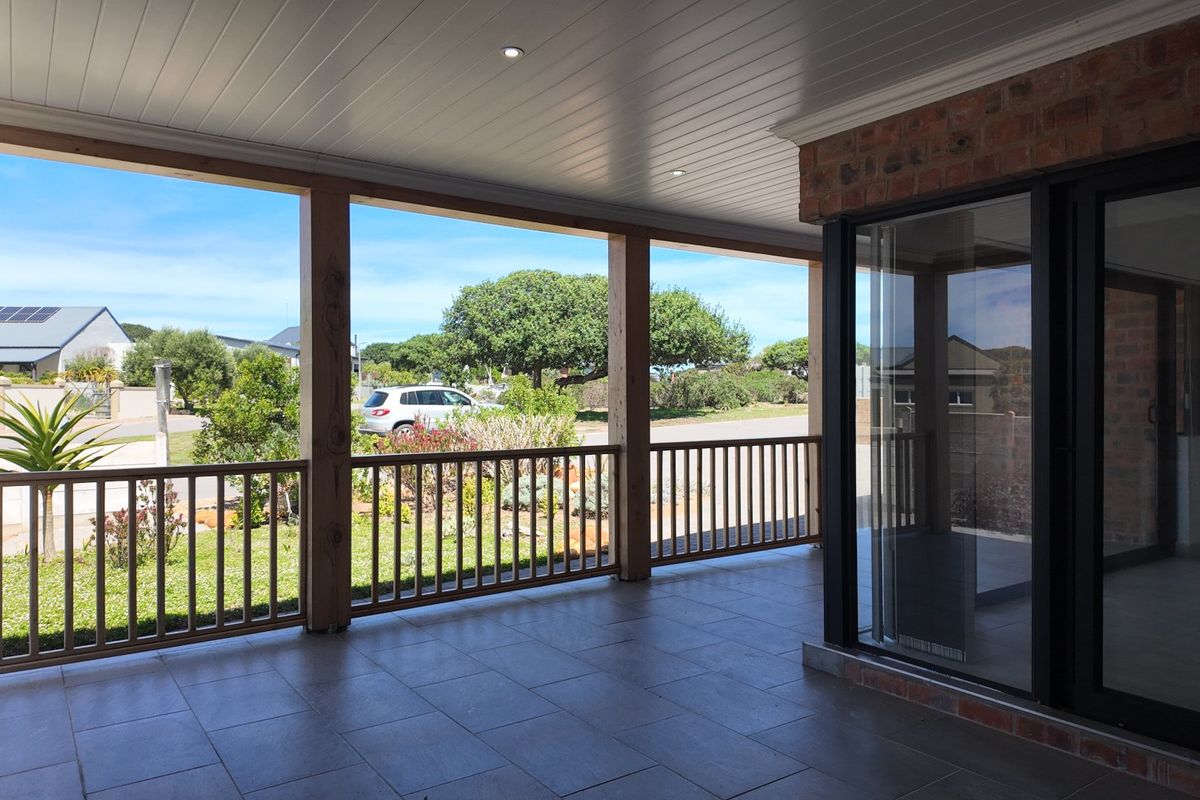 Modern and spacious three bedroom house in Still Bay West - Photo 5