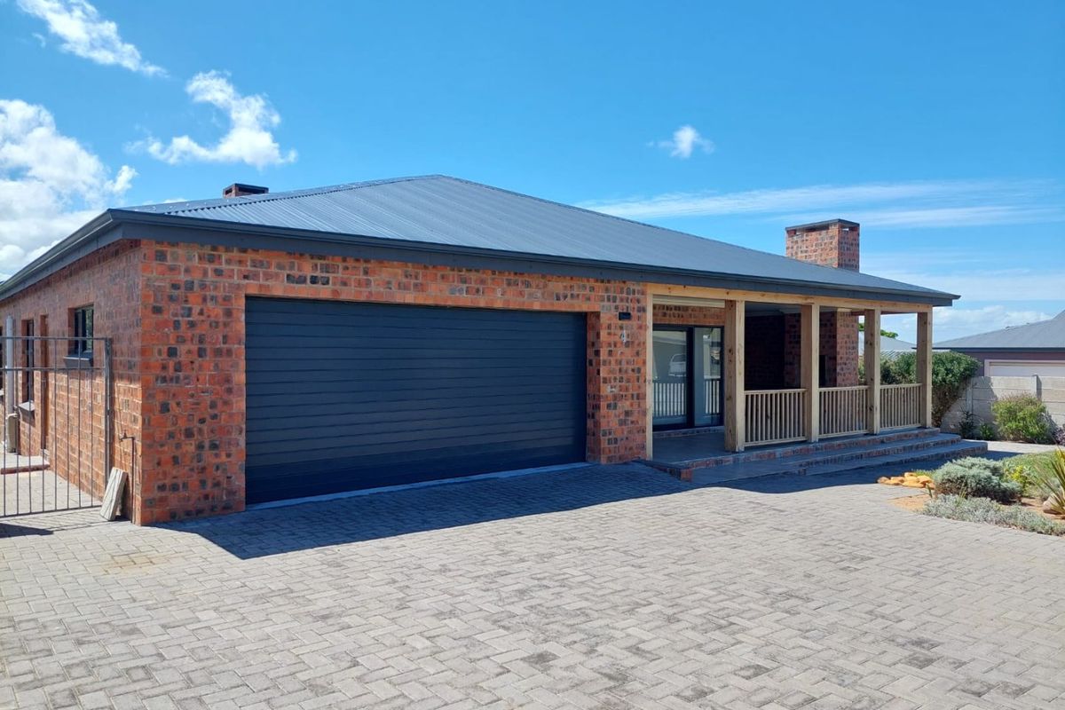 Modern and spacious three bedroom house in Still Bay West - Photo 2