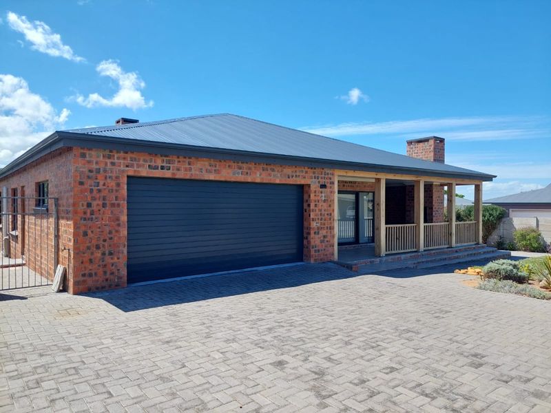Modern and spacious three bedroom house in Still Bay West - Photo 2