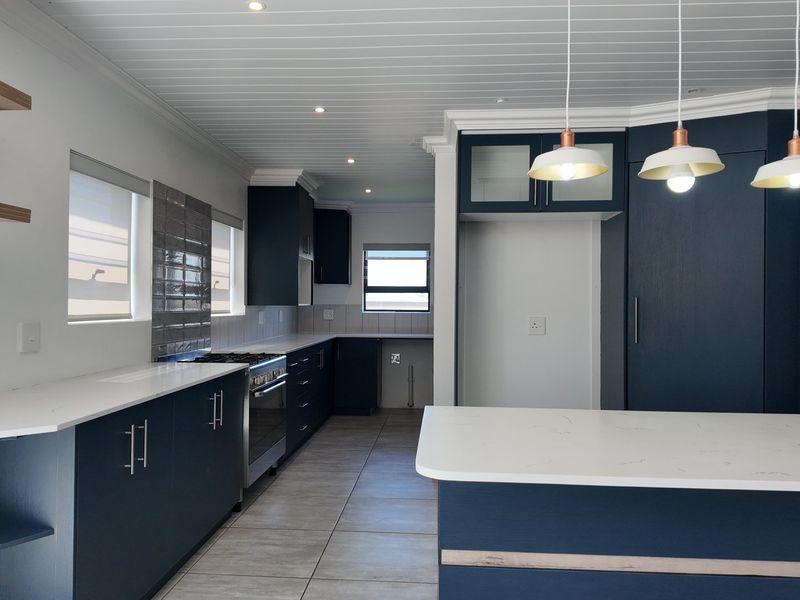 Modern and spacious three bedroom house in Still Bay West - Photo 9