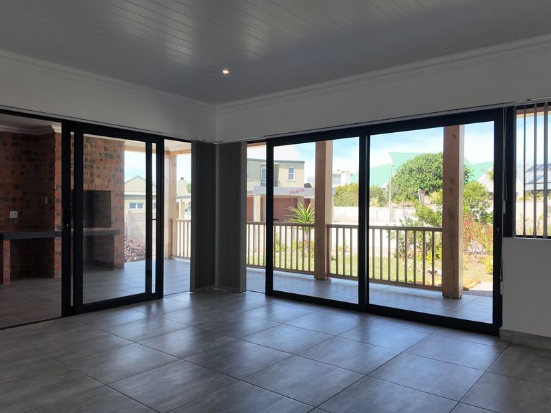 Modern and spacious three bedroom house in Still Bay West - Photo 6