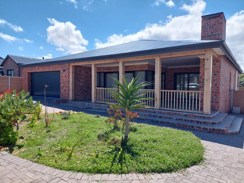 Modern and spacious three bedroom house in Still Bay West - Photo 1
