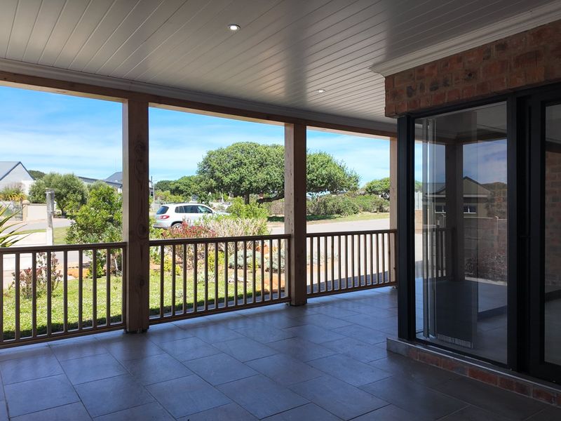 Modern and spacious three bedroom house in Still Bay West - Photo 4